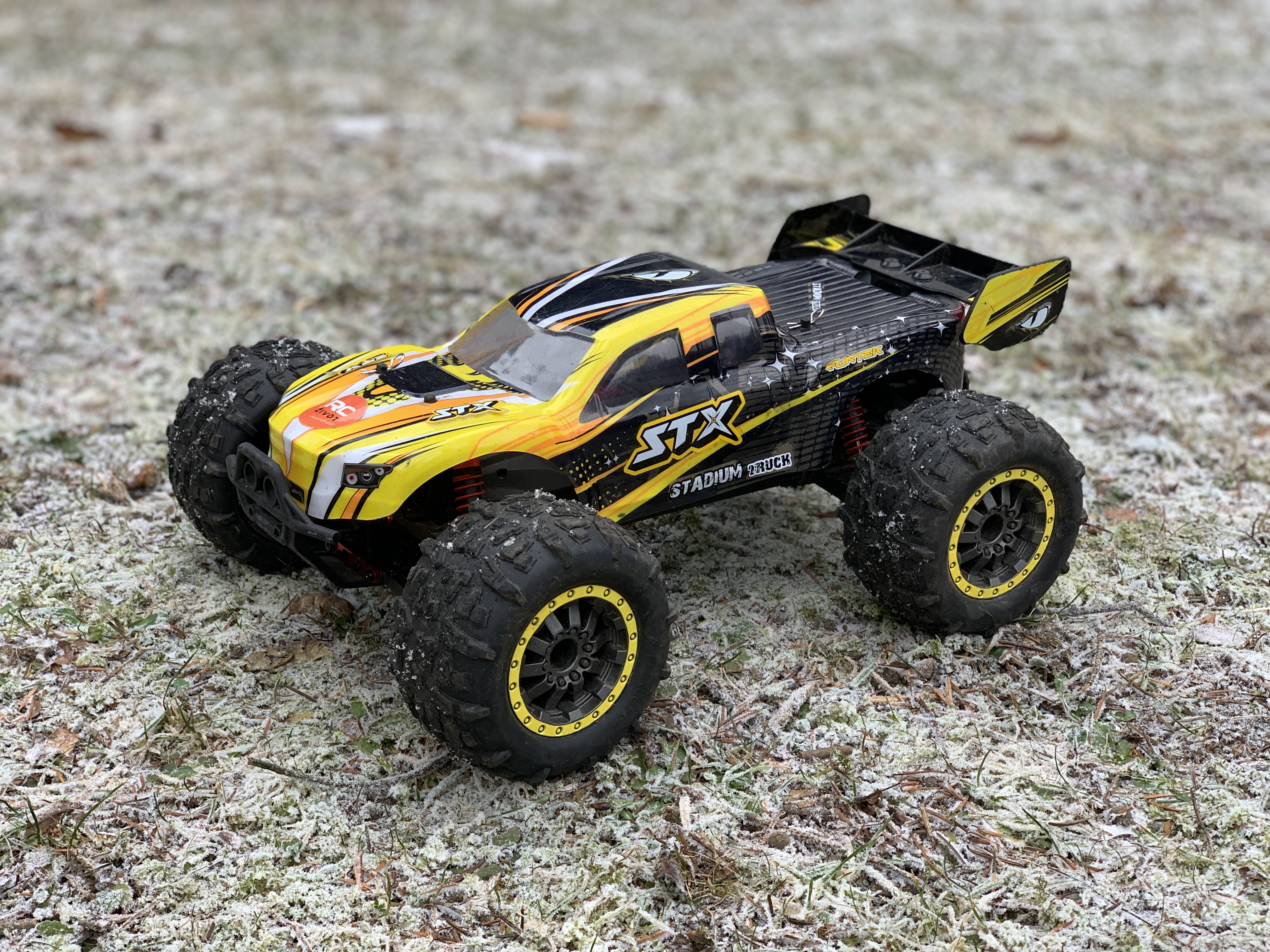 RC model STX elektro Offroad Truggy značky Funtek ve žlutém provedení